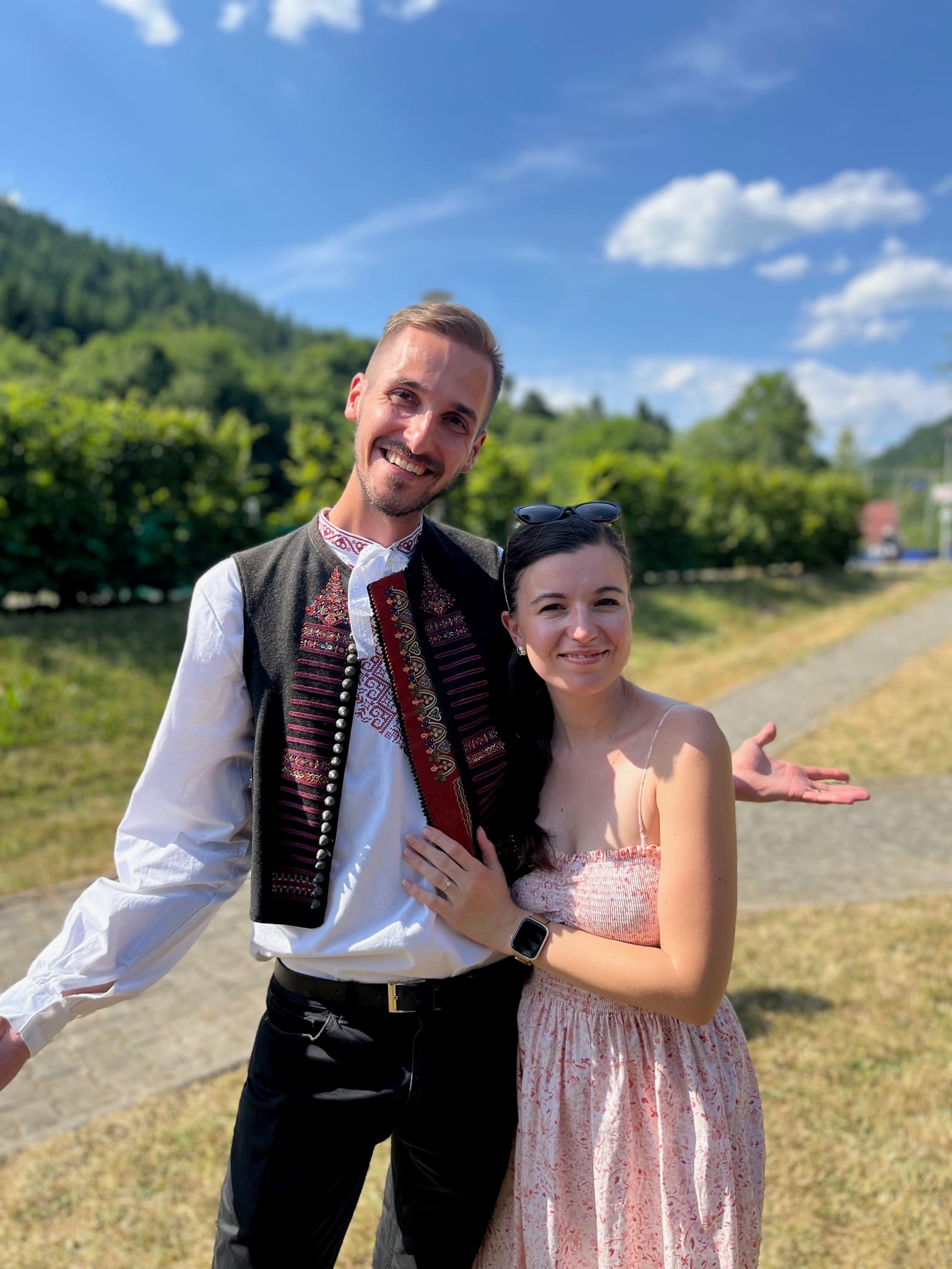 Eva a muzikant v kroji